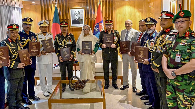 প্রধানমন্ত্রী শেখ হাসিনা মঙ্গলবার সকালে সশস্ত্র বাহিনী দিবস উপলক্ষে ঢাকা সেনানিবাসে ‘ জয়েন্ট ট্রেইনিং ডকট্রিন বাংলাদেশ আর্মড ফোর্সেস ২০২৩’ শীর্ষক গ্রন্থের মোড়ক উন্মচন করেন।