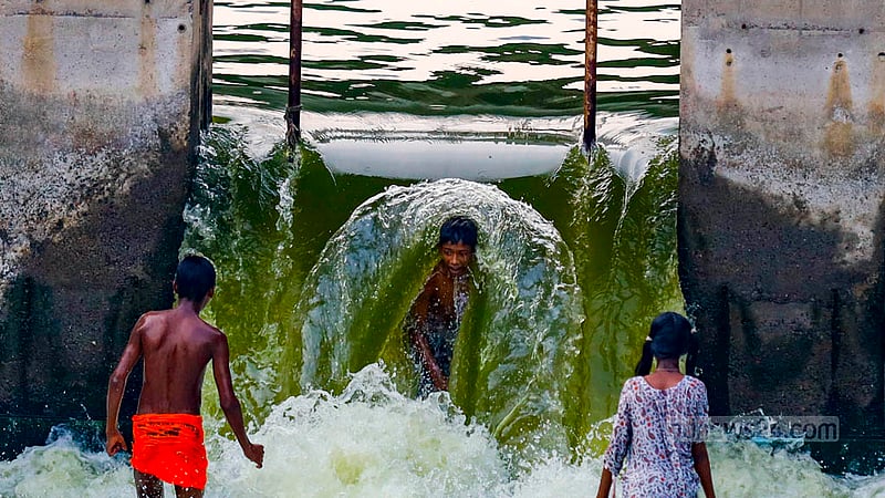 বর্ষাকালে হলে হাতিরঝিলের পানি কিছুটা পরিষ্কার দেখায়, বাকি সময় এর রঙ থাকে সবুজ, কোথাও কোথাও কালো। নোংরা এই পানির মধ্যে আনন্দে মেতেছে শিশুরা।