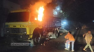 রাজশাহীতে আবারও পেট্রোল বোমার আগুনে পুড়ল ট্রাক