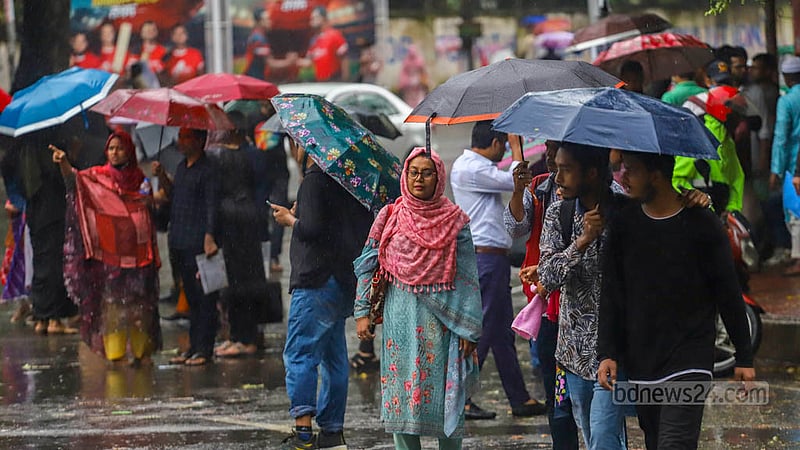 ঢাকা বিশ্ববিদ্যালয়ে শুক্রবার চাকরির পরীক্ষা দিতে এসে বৃষ্টির কারণে ভোগান্তিতে পড়েন অনেকে।&amp;nbsp;ছবি: তাওহীদুজ্জামান তপু