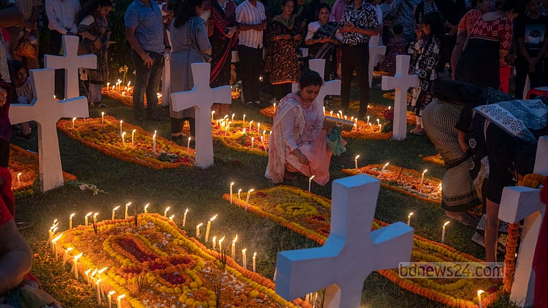 অল সোলস ডে উপলক্ষে বৃহস্পতিবার ঢাকার ওয়ারীতে খ্রিস্টান সমাধি ক্ষেত্রে ভীড় করেন স্বজনরা।&amp;nbsp;ছবি: মোস্তাফিজুর রহমান