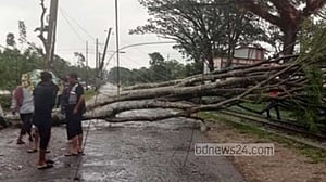 চাঁদপুর থেকে লঞ্চ চলাচল শুরু, স্বাভাবিক হয়নি বিদ্যুৎ সরবরাহ
