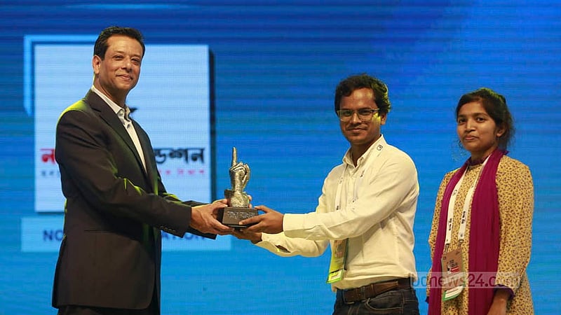 প্রধানমন্ত্রীর আইসিটি উপদেষ্টা সজীব ওয়াজেদ জয়ের হাত থেকে পুরস্কার নিচ্ছেন সমাজের উন্নয়ন ক্যাটাগরিতে পুরস্কার প্রাপ্তরা।
