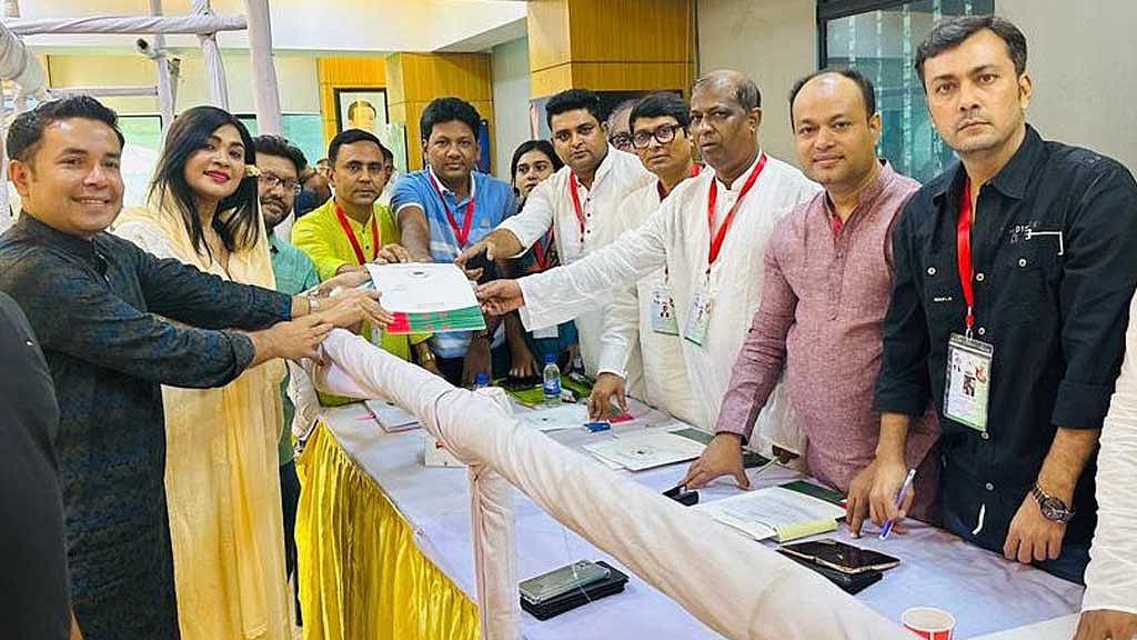 নৌকায় ভোট করতে মনোনয়ন ফরম নিলেন চিত্রনায়িকা সিমলা