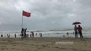 সাতক্ষীরায় সাগরে ভাসতে থাকা ১৫ জেলে উদ্ধার