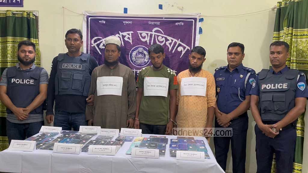 খাগড়াছড়িতে ‘চোরাইপথে আনা ভারতীয় স্মার্ট ফোন জব্দ’, আটক ৩