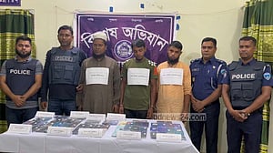 খাগড়াছড়িতে ‘চোরাইপথে আনা ভারতীয় স্মার্ট ফোন জব্দ’, আটক ৩