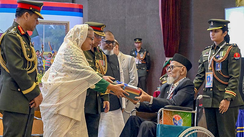 সশস্ত্র বাহিনী দিবস উপলক্ষে ঢাকা সেনানিবাসের আর্মি মাল্টিপারপাস কমপ্লেক্সে বীরশ্রেষ্ঠদের উত্তরাধিকারী এবং খেতাবপ্রাপ্ত মুক্তিযোদ্ধা ও তাদের উত্তরাধিকারীদের সংবর্ধনা দেওয়া হয়।