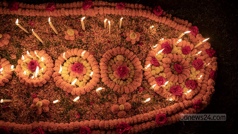 অল সোলস ডে’তে বৃহস্পতিবার মৃতদের আত্মার শান্তি কামনায় তেজগাঁওয়ের হলি রোজারি চার্চের সমাধি ক্ষেত্রে মোমবাতি প্রজ্জ্বলন।&amp;nbsp;ছবি: মোস্তাফিজুর রহমান