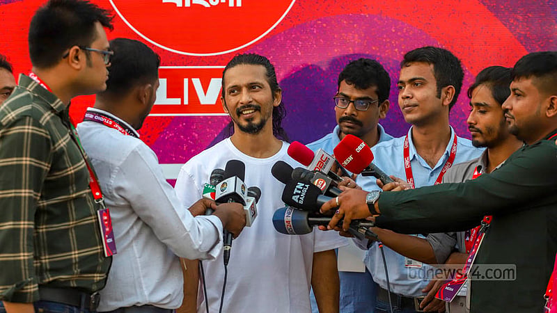 কোক স্টুডিও বাংলার কনসার্টের আগে সাংবাদিকদের সঙ্গে কথা বলেন সঙ্গীতশিল্পী শায়ান চৌধুরী অর্ণব।&amp;nbsp;ছবি: তাওহীদুজ্জামান তপু