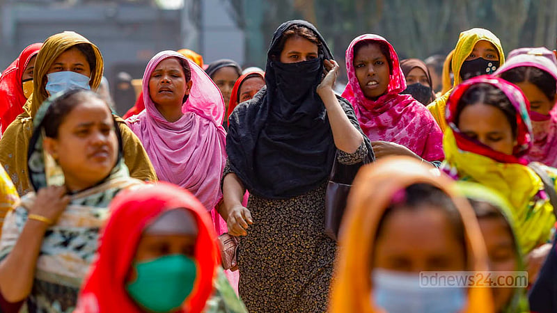 ঢাকার আশুলিয়ায় পোশাক শ্রমিকরা সরকার ঘোষিত ন্যূনতম মজুরি প্রত্যাখ্যান করে কর্মস্থলে গেলেও তারা কাজ না করে বসে থাকায় দুপুরে অনেক কারখানা ছুটি দিয়ে দেয়।