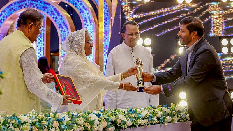 বঙ্গবন্ধু আন্তর্জাতিক সম্মেলন কেন্দ্রে মঙ্গলবার জাতীয় চলচ্চিত্র পুরস্কার ২০২২ বিতরণ অনুষ্ঠানে ‘গলুই’ চলচ্চিত্রের জন্য শ্রেষ্ঠ কাহিনীকার হিসেবে পুরস্কার গ্রহণ করেন খোরশেদ আলম খসরু ।