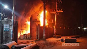 গাজীপুরে ২ কারখানার আগুন দেড় ঘণ্টার চেষ্টায় নিয়ন্ত্রণে