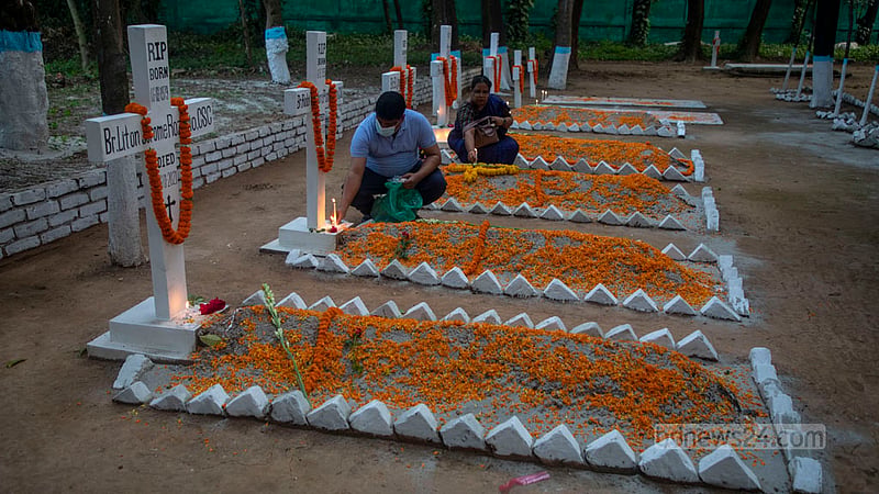 অল সোলস ডে'তে ঢাকার ওয়ারীতে খ্রিস্টান সমাধি ক্ষেত্রে প্রয়াতের আত্মার শান্তি কামনায় প্রার্থনা করেন স্বজনরা।&amp;nbsp;ছবি: মোস্তাফিজুর রহমান