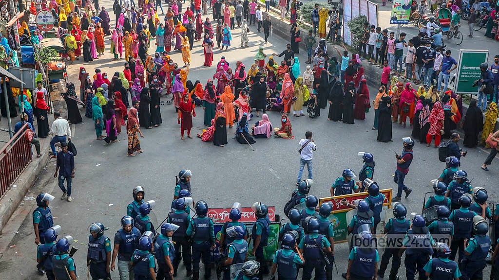 শ্রমিক বিক্ষোভে মিরপুরে সাড়ে ৩ ঘণ্টা যান চলাচল বন্ধ