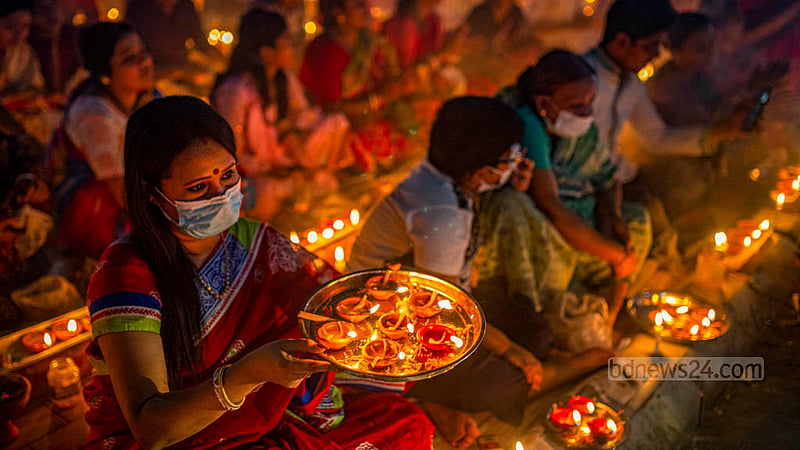 নারায়ণগঞ্জের বারদী লোকনাথ আশ্রমে শনিবার ‘রাখের উপবাস’ বা ‘কার্তিক ব্রত’ অনুষ্ঠানে প্রার্থনারত এক নারী ভক্ত।&amp;nbsp;