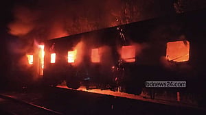 হরতাল শুরুর আগে জামালপুরে ট্রেনে আগুন, আহত ১০