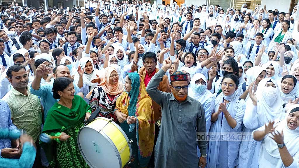 এইচএসসি: ময়মনসিংহে পাসের হার-জিপিএ ৫ এ এগিয়ে মেয়েরা