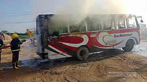 চট্টগ্রামে পোশাক শ্রমিকদের বাসে অবরোধকারীদের আগুন