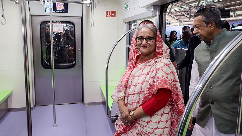 ঢাকার আগারগাঁও স্টেশন থেকে শনিবার প্রধানমন্ত্রী শেখ হাসিনা মেট্রোরেলে চড়ে মতিঝিল স্টেশনের পথে রওনা হন।&amp;nbsp;ছবি: সাইফুল ইসলাম কল্লোল