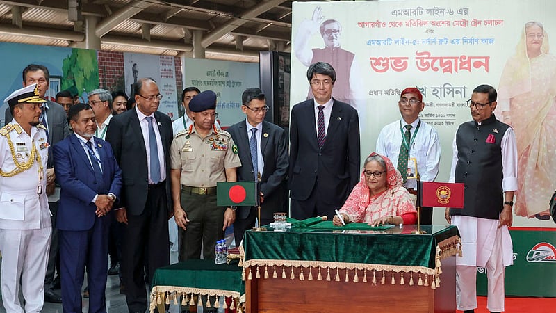 মেট্রোরেলের আগারগাঁও স্টেশনে শনিবার সবুজ পতাকা উড়িয়ে মতিঝিল অংশ উদ্বোধন করেন প্রধানমন্ত্রী শেখ হাসিনা। ট্রেনে ওঠার আগে সেই পতাকায় সইও করেন তিনি।