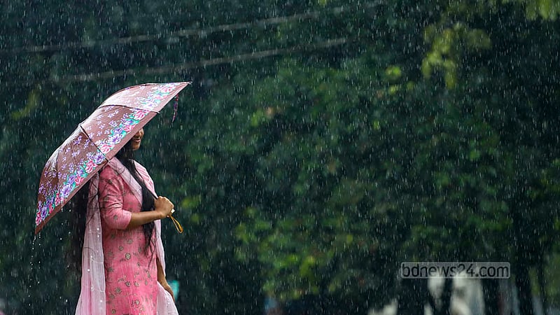 কারো কারো জন্য ভোগান্তির হলেও ঢাকা বিশ্ববিদ্যালয়ের টিএসসি এলাকায় শুক্রবার অসময়ের বৃষ্টি উপভোগ করেন অনেকেই। র