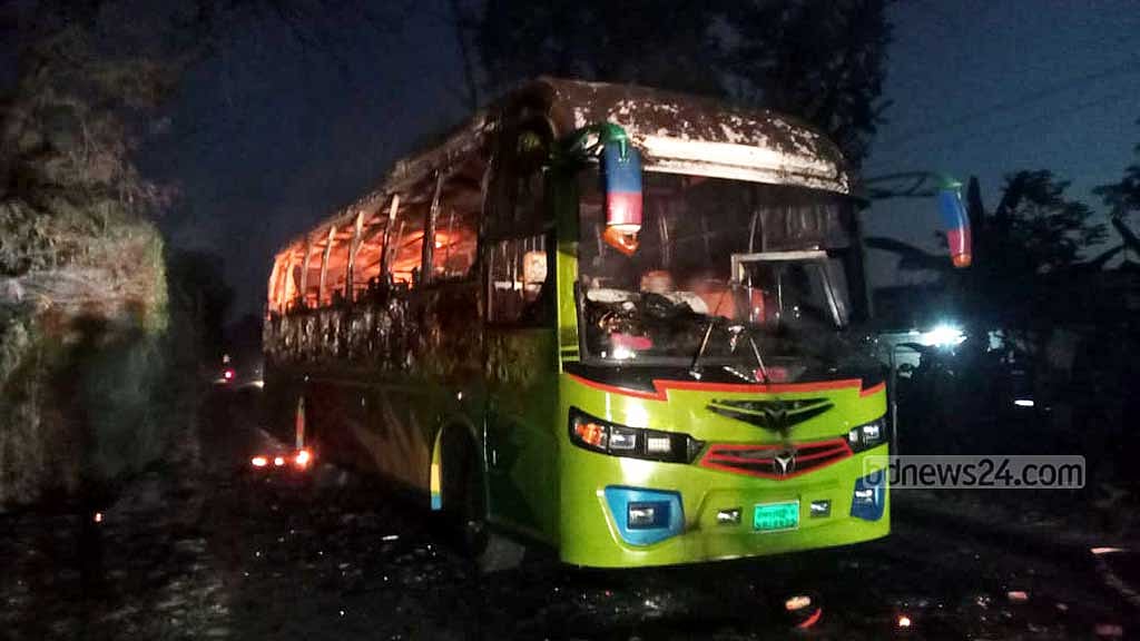 রাজশাহীতে পেট্রোলবোমার আগুনে পুড়ল বাস, আটক ১