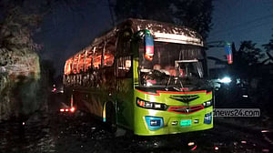 রাজশাহীতে পেট্রোলবোমার আগুনে পুড়ল বাস, আটক ১