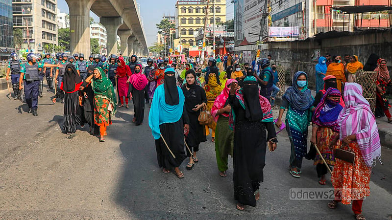 ঢাকার মিরপুরে রোববার সকালে সড়ক অবরোধ করে বিক্ষোভ দেখান পোশাক শ্রমিকরা।