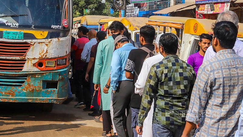 ঢাকার মোহাম্মদপুর বাসস্ট্যান্ড এলাকায় অবরোধের প্রথম দিন রোববার সকালে যাত্রীরা লাইন ধরে বাসে উঠছেন।&amp;nbsp;ছবি: তাওহীদুজ্জামান তপু