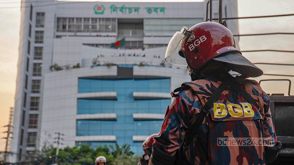ভোটের ট্রেন লাইনে রাখতে কঠোর হচ্ছে ইসি