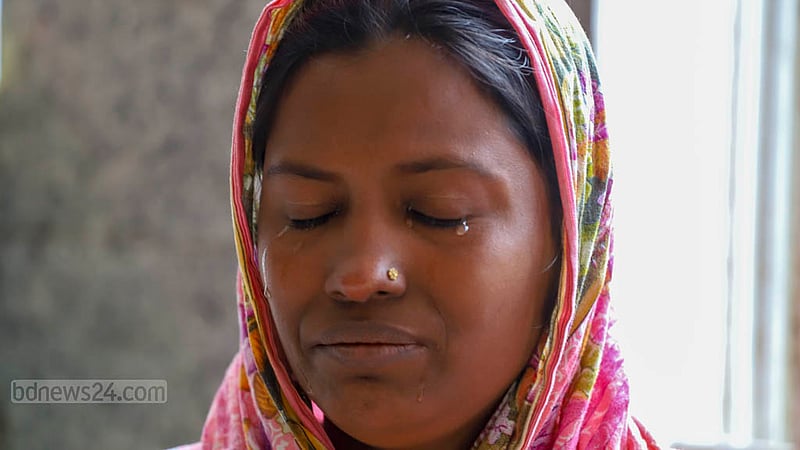 ঢাকার মেরাদিয়ায় রোববার সকালে অবরোধকালে বাসে আগুনের ঘটনায় দগ্ধ বাসের চালক মো. সবুজ শেখের পরিবারের সদস্যরা কান্নায় ভেঙে পড়েন।&amp;nbsp;ছবি: তাওহীদুজ্জামান তপু