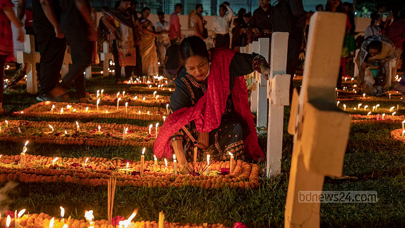 অল সোলস ডে'তে বৃহস্পতিবার তেজগাঁওয়ের হলি রোজারি চার্চের সমাধি ক্ষেত্রে অনেককেই দেখা যায় প্রয়াত স্বজনদের স্মরণ করে মলিন মুখে বসে থাকতে।&amp;nbsp;ছবি: মোস্তাফিজুর রহমান