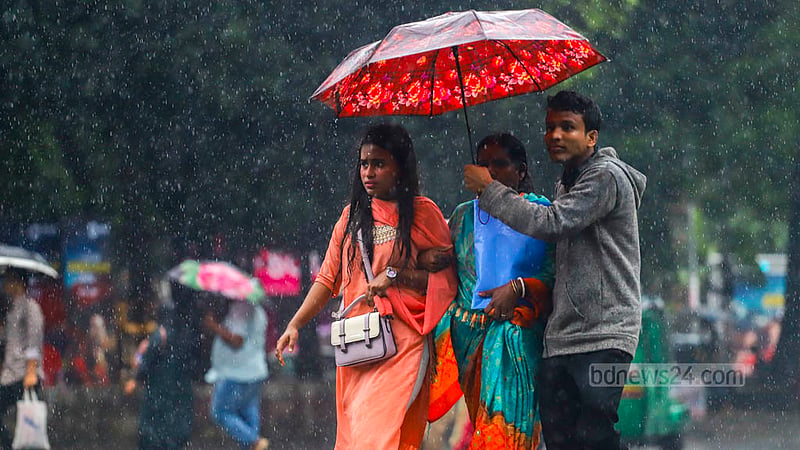 রাজধানীতে শুক্রবার সকালে গুঁড়িগুঁড়ি বৃষ্টি থাকলেও দুপুরের দিকে বাড়ে তীব্রতা। দুপুরের বৃষ্টিতে ঢাকা বিশ্ববিদ্যালয়ের টিএসসি এলাকা।&amp;nbsp;ছবি: তাওহীদুজ্জামান তপু
