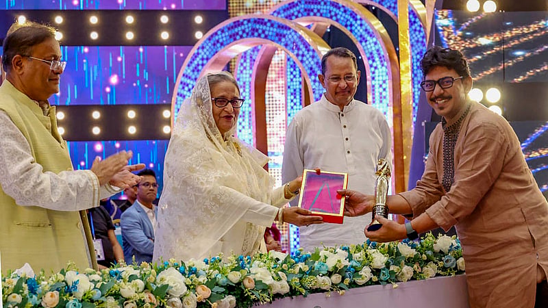 বঙ্গবন্ধু আন্তর্জাতিক সম্মেলন কেন্দ্রে মঙ্গলবার জাতীয় চলচ্চিত্র পুরস্কার ২০২২ বিতরণ অনুষ্ঠানে ‘হাওয়া’ সিনেমার জন্য সেরা অভিনেতা চঞ্চল চৌধুরীর হাতে পুরস্কার তুলে দেন প্রধানমন্ত্রী শেখ হাসিনা।