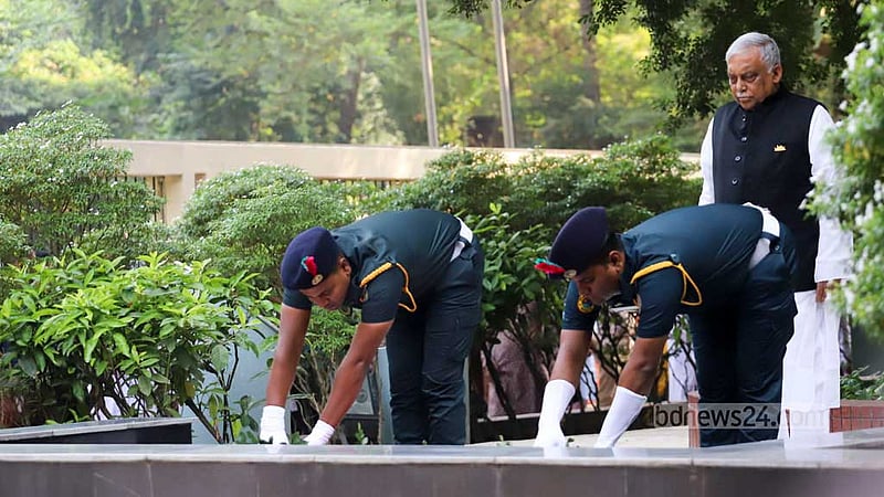 জেল হত্যা দিবসে শুক্রবার নাজিমউদ্দিন রোডের কারা স্মৃতি জাদুঘরে বঙ্গবন্ধুর প্রতিকৃতিতে শ্রদ্ধা নিবেদন করেন স্বরাষ্ট্রমন্ত্রী আসাদুজ্জামান খান কামাল।