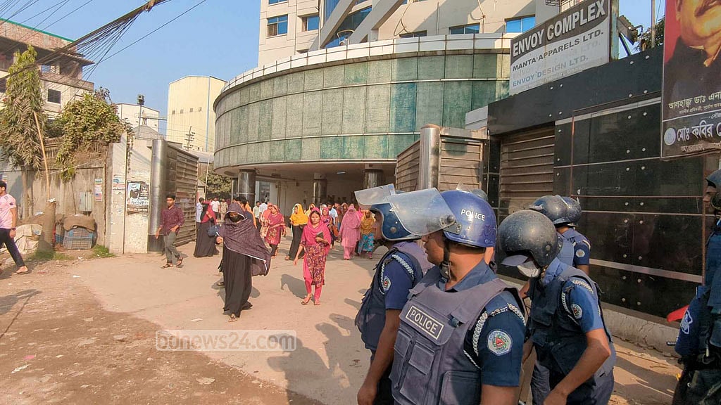 বিক্ষোভের মধ্যে সাভারে ১৩০ গার্মেন্ট কারখানা বন্ধ ঘোষণা