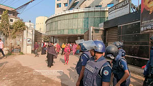 বিক্ষোভের মধ্যে সাভারে ১৩০ গার্মেন্ট কারখানা বন্ধ ঘোষণা