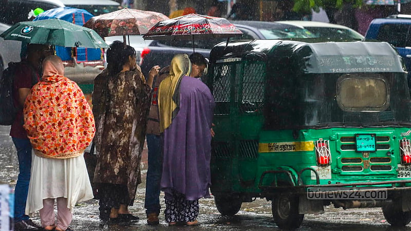 বৃষ্টির কারণে যানবাহন কম থাকায় ঢাকা বিশ্ববিদ্যালয়ে চাকরির পরীক্ষা দিতে আসা অনেকেই পড়েন বিপাকে।&amp;nbsp;ছবি: তাওহীদুজ্জামান তপু