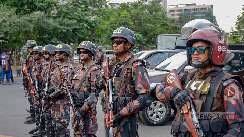 দ্বাদশ সংসদ নির্বাচনের সময়সূচি ঘোষণার দিন বুধবার সকাল থেকে আগারগাঁওয়ে নির্বাচন কমিশন ভবন ঘিরে নিরাপত্তায় বিজিবি সদস্যরা।