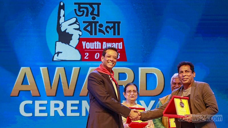 সাভারের শেখ হাসিনা জাতীয় যুব উন্নয়ন ইনস্টিটিউটে শনিবার জয় বাংলা ইয়ুথ অ্যাওয়ার্ডের বিচারক অভিনয়শিল্পী মোশাররফ করিমের হাতে সম্মাননা ক্রেস্ট তুলে দেন প্রধানমন্ত্রীর আইসিটি উপদেষ্টা সজীব ওয়াজেদ জয়।