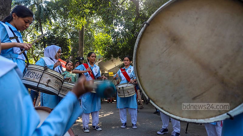 ভিকারুননিসা নূন স্কুল ও কলেজ এইচএসসির ফল প্রকাশের পর আনন্দঘন সময় পার করতে দেখা যায় শিক্ষার্থীদের।&amp;nbsp;ছবি: তাওহীদুজ্জামান তপু