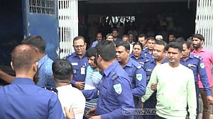 সাড়ে ৭২ কেজি সোনা পাচারের দায়ে তিনজনের মৃত্যুদণ্ড