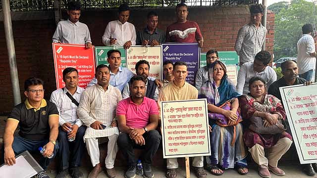 গণভবনের সামনে বসে পড়লেন সোহেল তাজ, দিলেন স্মারকলিপি