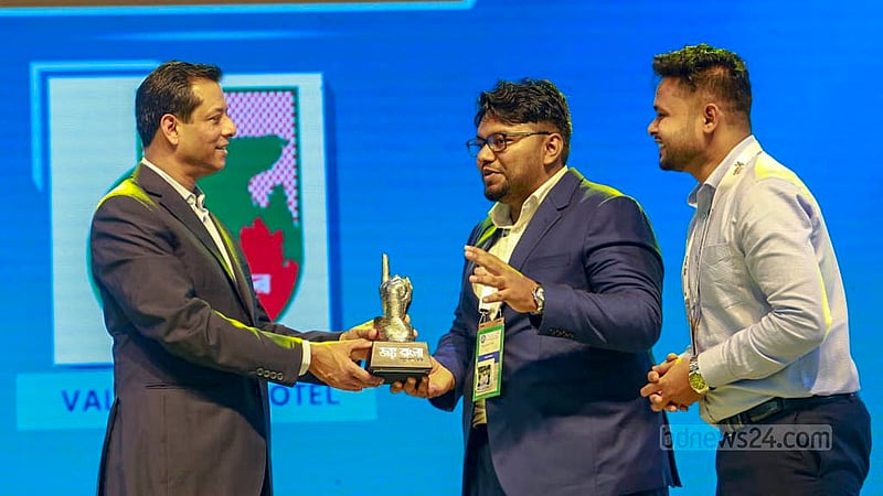 সামাজিক অন্তর্ভুক্তি ক্যাটাগরিতে জয় বাংলা ইয়ুথ অ্যাওয়ার্ড তুলে দিচ্ছেন প্রধানমন্ত্রীর আইসিটি উপদেষ্টা সজীব ওয়াজেদ জয়।