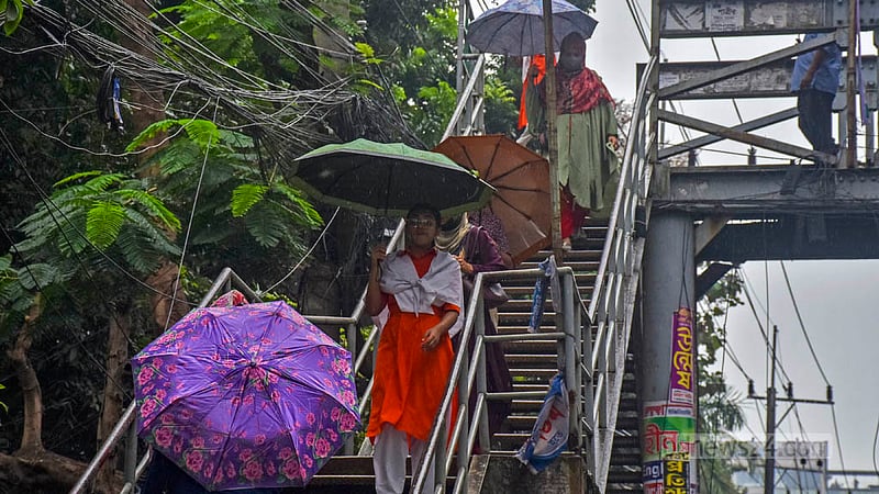 চট্টগ্রাম নগরীর দামপাড়া এলাকায় বৃহস্পতিবার বৃষ্টি থেকে রক্ষায় ছাতা মাথায় দেখা গেছে অনেককেই।&amp;nbsp;ছবি: সুমন বাবু