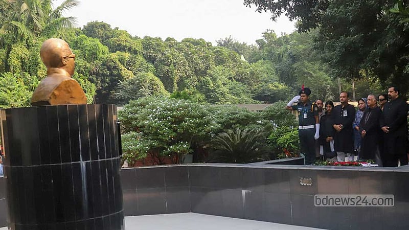 জেল হত্যা দিবসে শুক্রবার নাজিমউদ্দিন রোডের কারা স্মৃতি জাদুঘরে বঙ্গবন্ধুর প্রতিকৃতিতে শ্রদ্ধা নিবেদন করেন জাতীয় চার নেতার পরিবারের সদস্যরা।