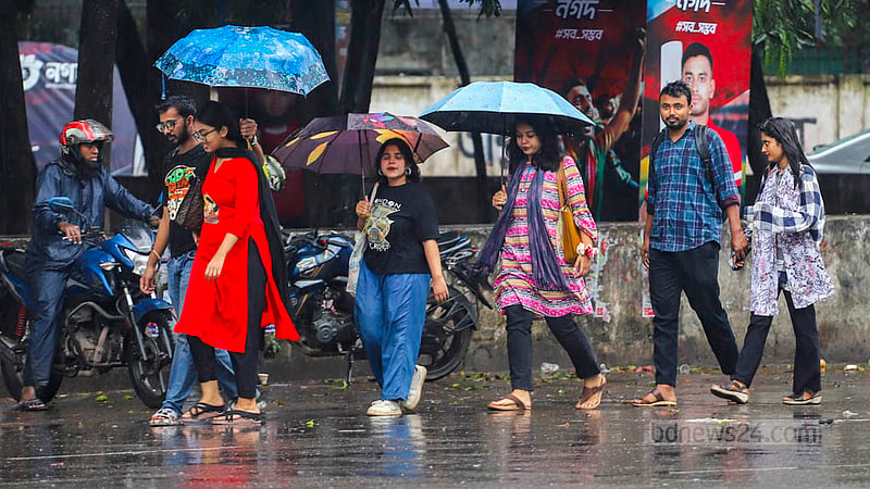 ঢাকা বিশ্ববিদ্যালয়ের টিএসসি এলাকায় শুক্রবার সকালে গুঁড়িগুঁড়ি বৃষ্টিতে ছাতা মাথায় শিক্ষার্থীরা।&amp;nbsp;ছবি: তাওহীদুজ্জামান তপু