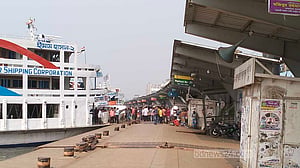 অবরোধে লঞ্চ চললেও যাত্রী কম