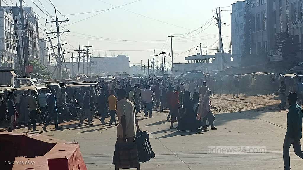 বেতন বৃদ্ধির দাবি: গাজীপুরে গার্মেন্ট শ্রমিকদের সড়ক অবরোধ, ভাঙচুর